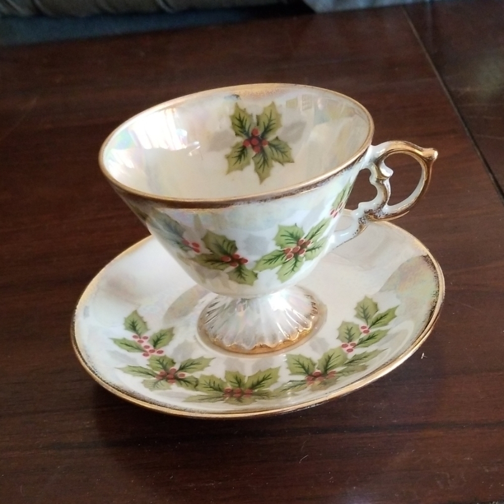Teacup & saucer set holly pattern